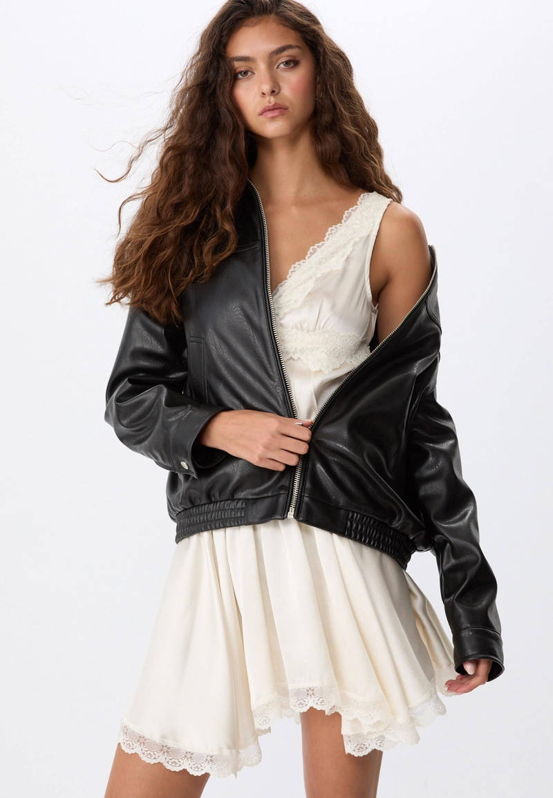 Короткое платье-комбинация с кружевом