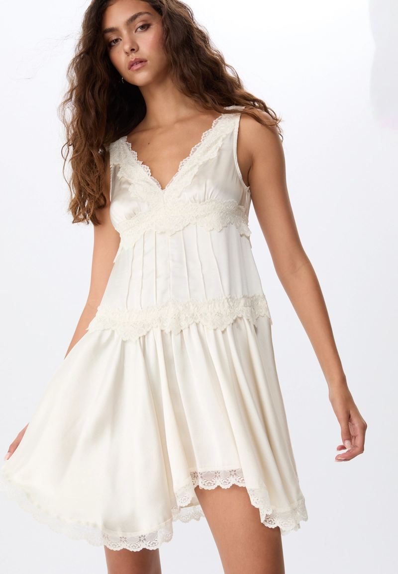 Короткое платье-комбинация с кружевом