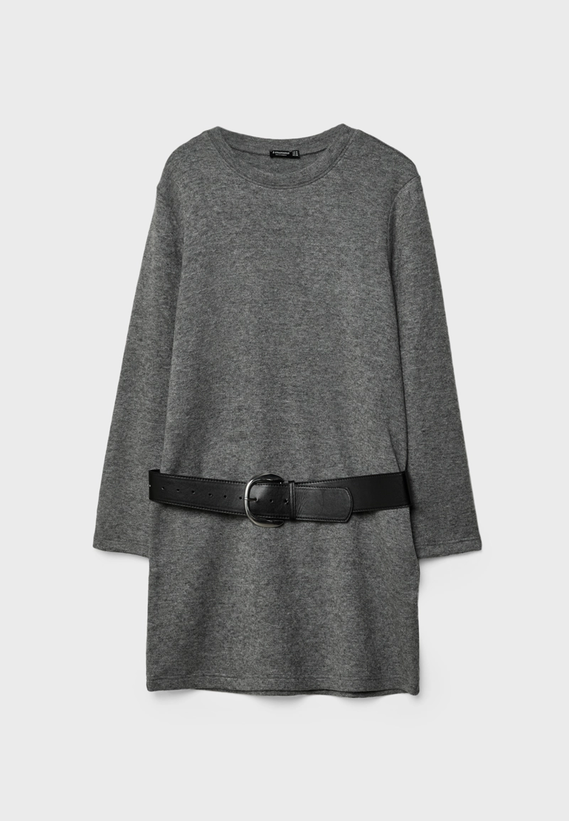 Короткое трикотажное платье с поясом