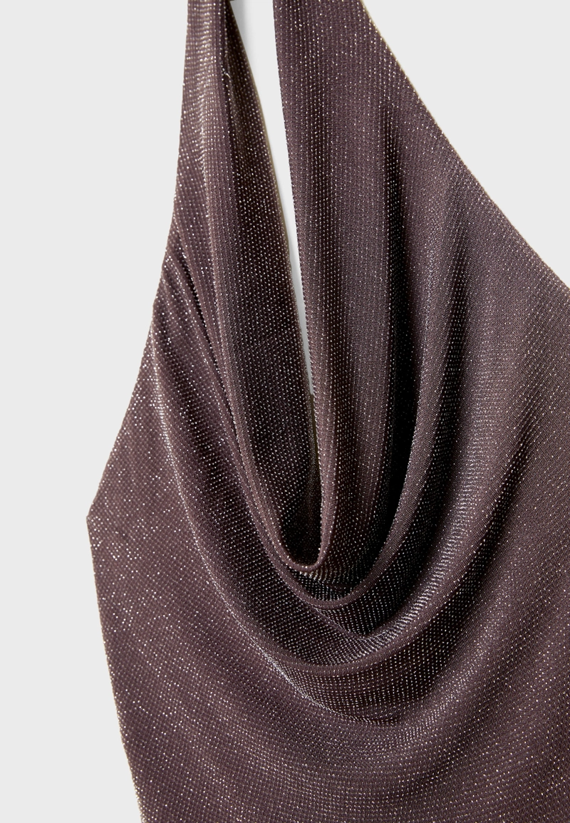 Платье миди с горловиной халтер и металлическим блеском