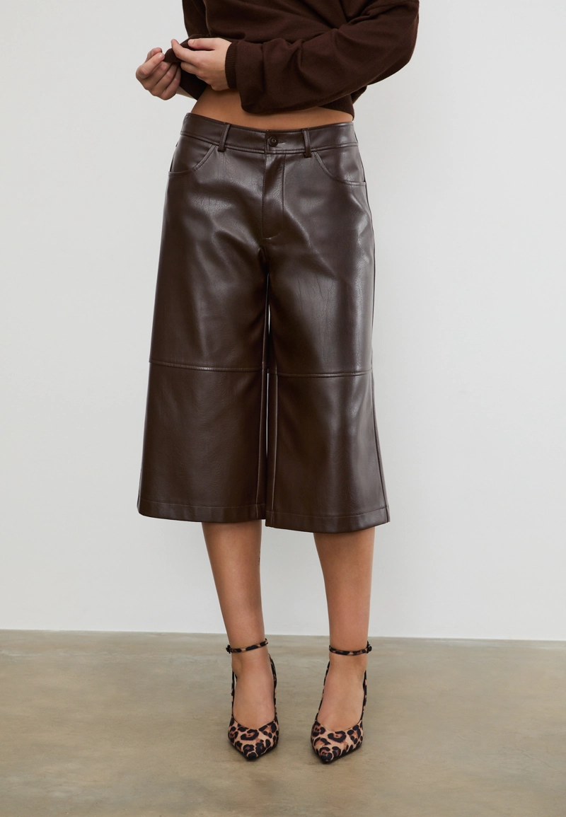 Бермуды из искусственной кожи