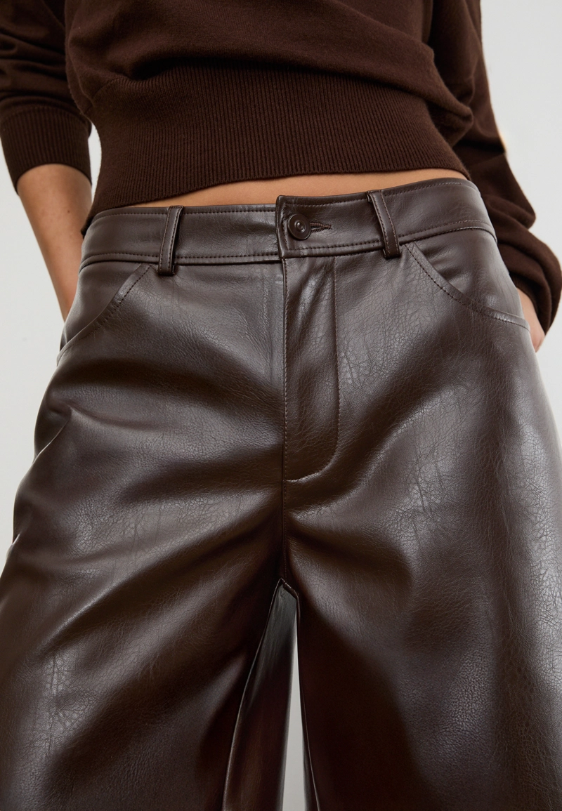 Бермуды из искусственной кожи