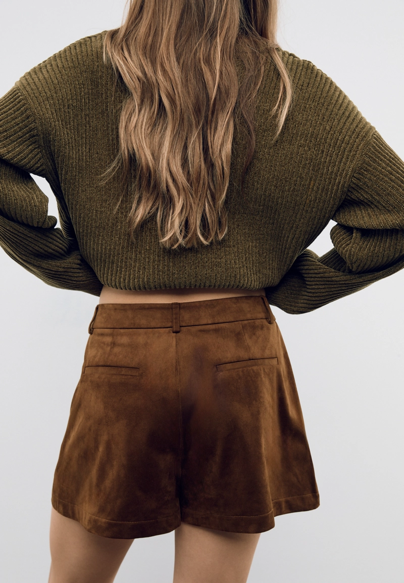 Нарядные шорты с защипами под искусственную замшу