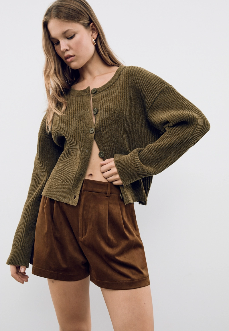 Нарядные шорты с защипами под искусственную замшу