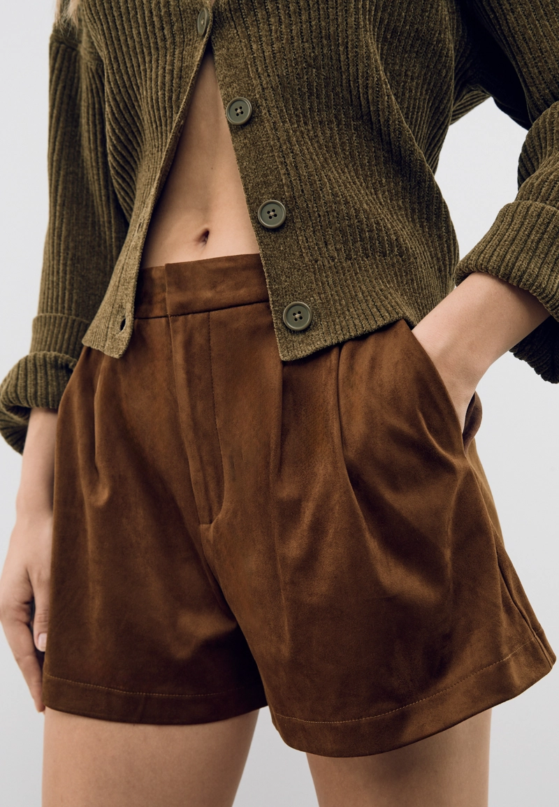Нарядные шорты с защипами под искусственную замшу