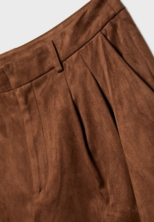 Нарядные шорты с защипами под искусственную замшу- Заказать в России