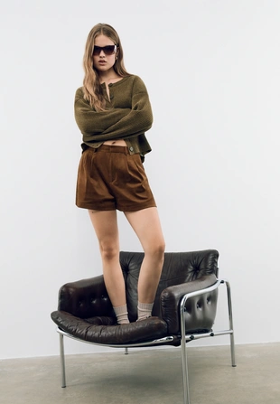 Нарядные шорты с защипами под искусственную замшу- Заказать в России