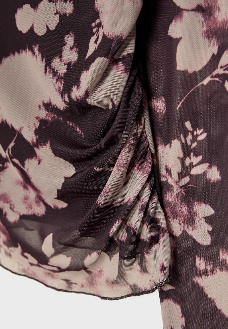 Асимметричная футболка из полупрозрачной ткани с принтом