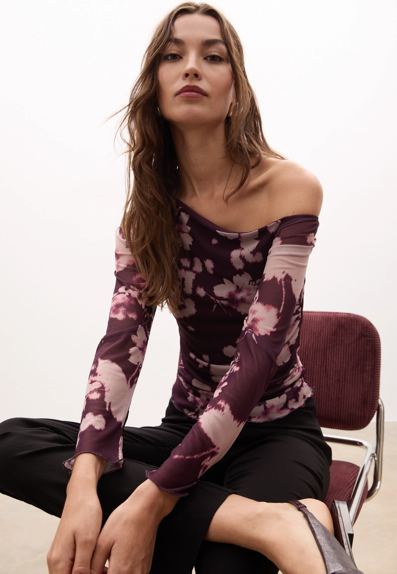 Асимметричная футболка из полупрозрачной ткани с принтом