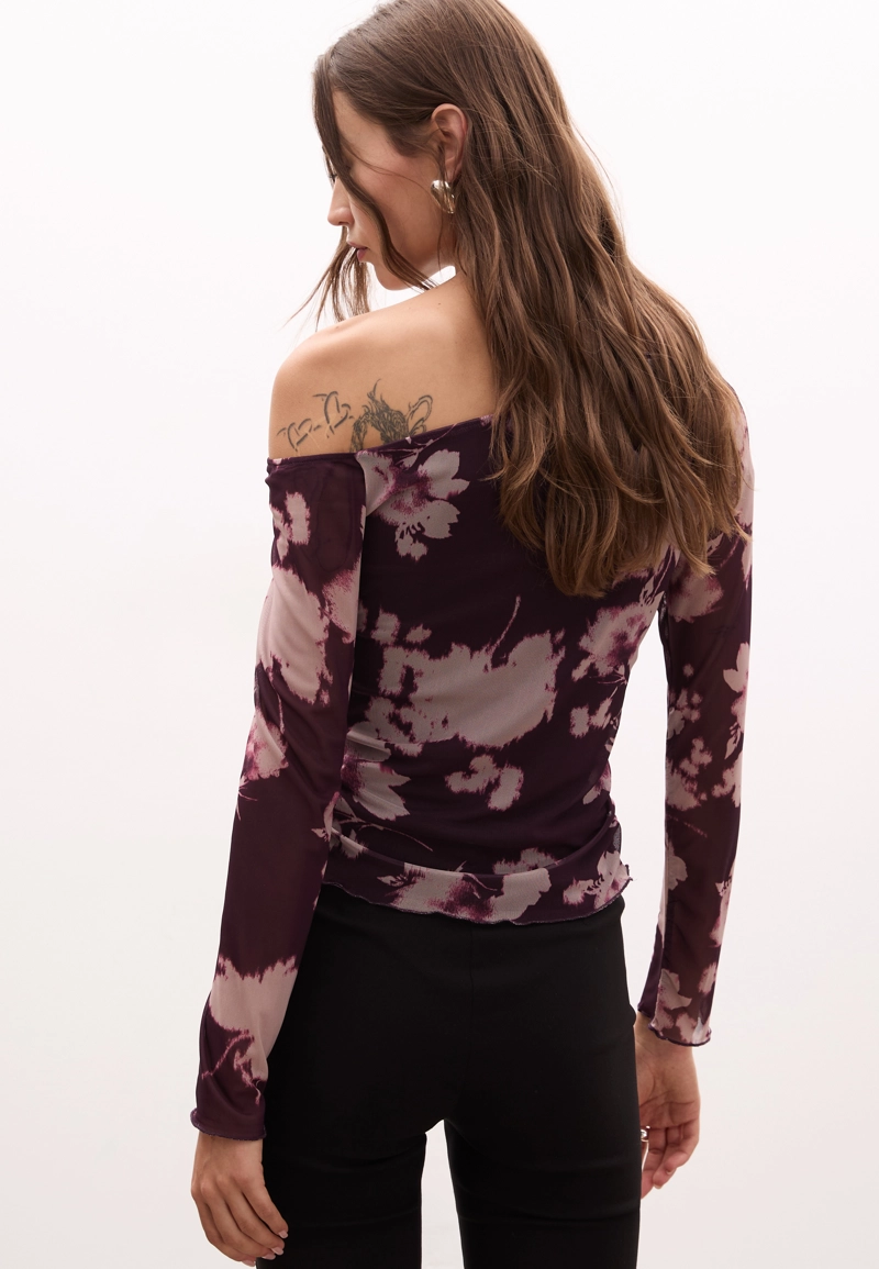 Асимметричная футболка из полупрозрачной ткани с принтом