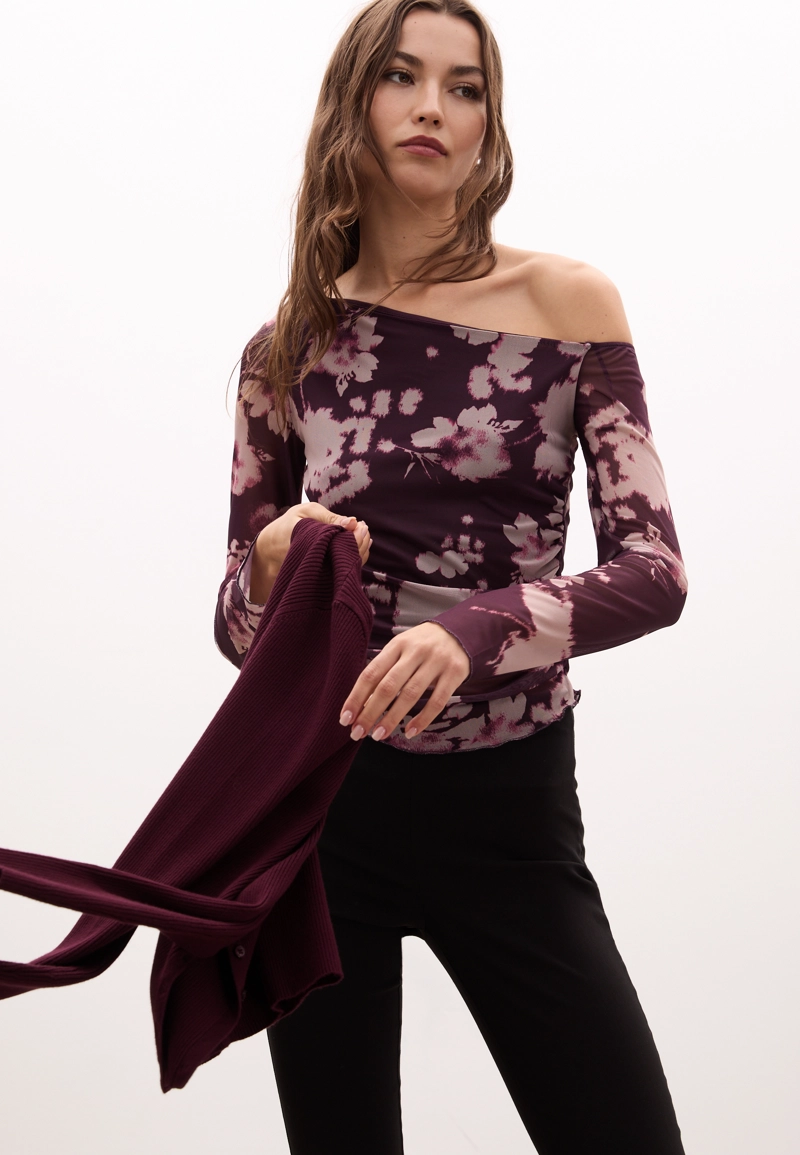 Асимметричная футболка из полупрозрачной ткани с принтом