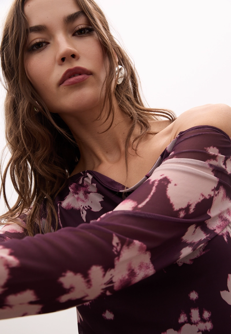 Асимметричная футболка из полупрозрачной ткани с принтом