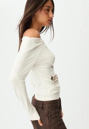 Футболка с асимметричным позиционным принтом- Заказать в России