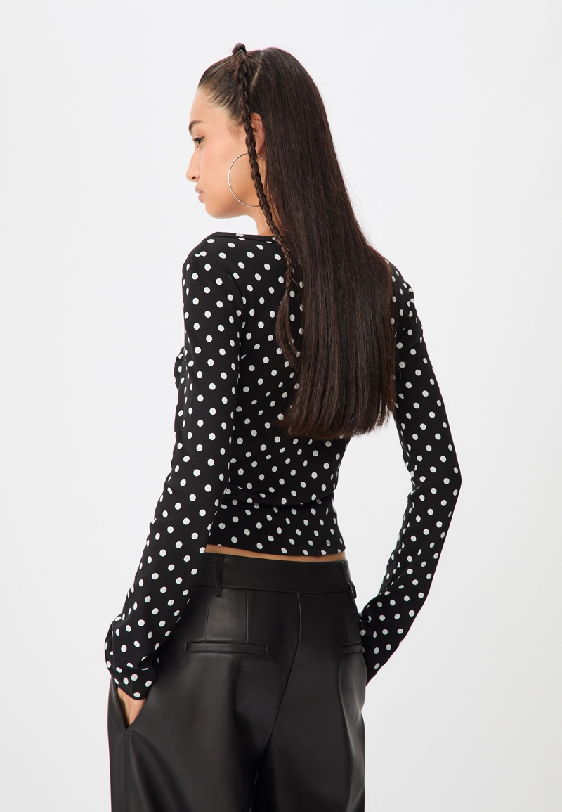 Футболка с вырезом «лодочка» в горошек