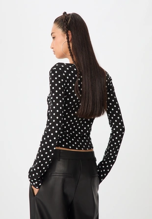 Футболка с вырезом «лодочка» в горошек- Заказать в России