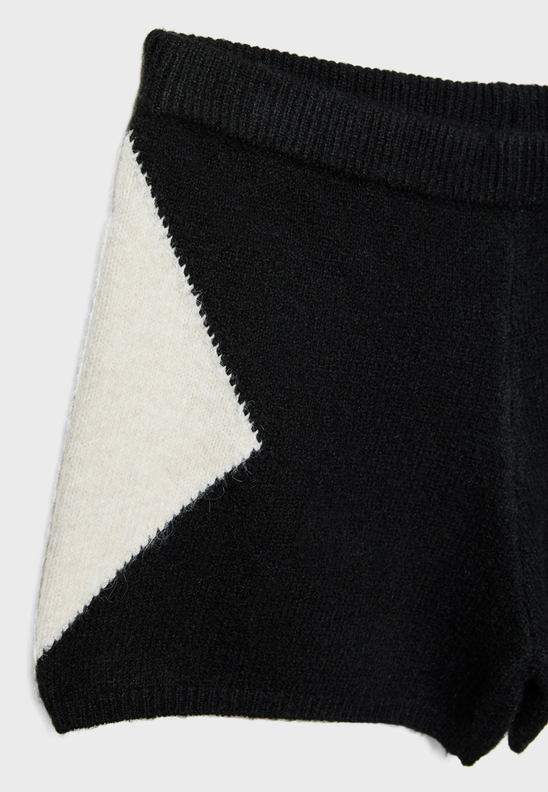 Короткие шорты в ромб из трикотажа