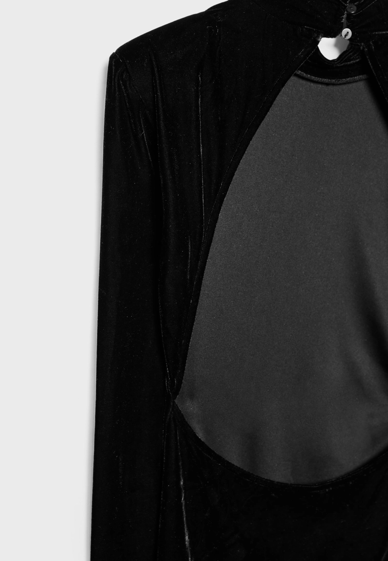 Короткое бархатное платье с открытой спиной