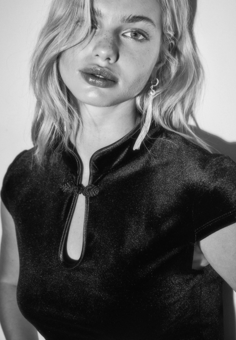 Бархатная футболка с воротником-стойкой ципао