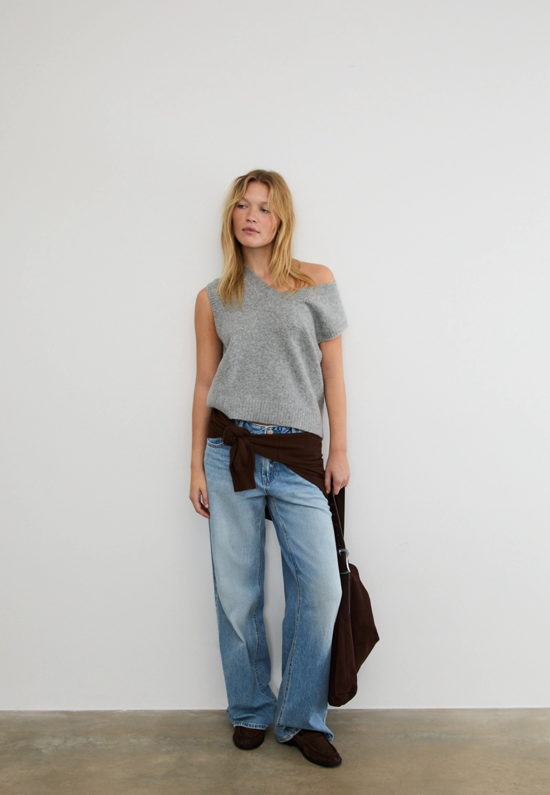 Мягкий вязаный жилет с V-образным вырезом