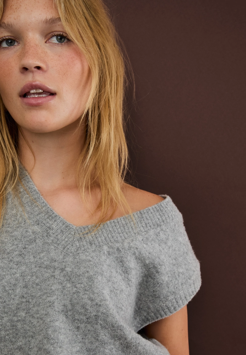 Мягкий вязаный жилет с V-образным вырезом