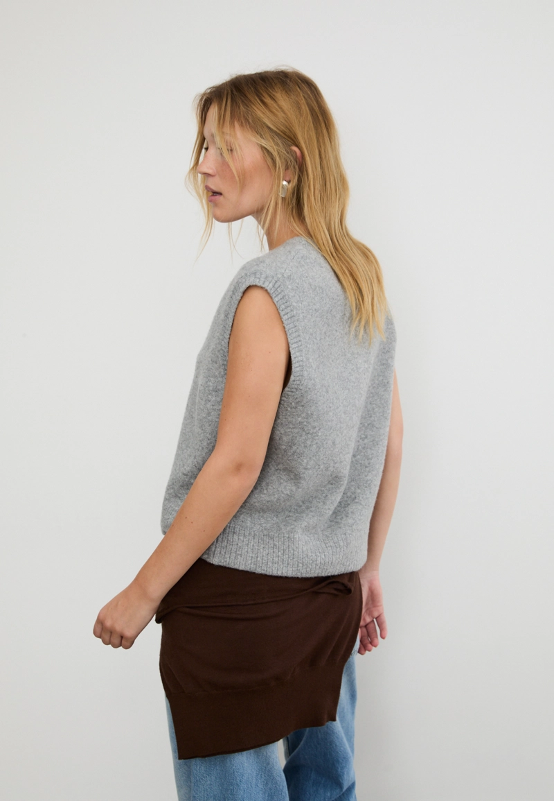 Мягкий вязаный жилет с V-образным вырезом