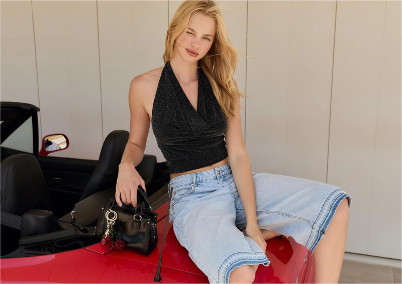 Топ с горловиной халтер и блестящей отделкой