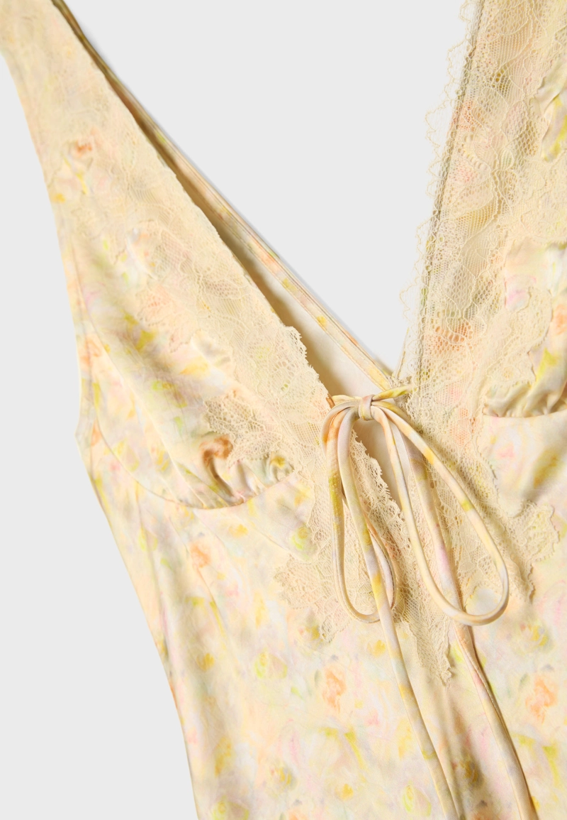 Атласное платье миди с кружевом