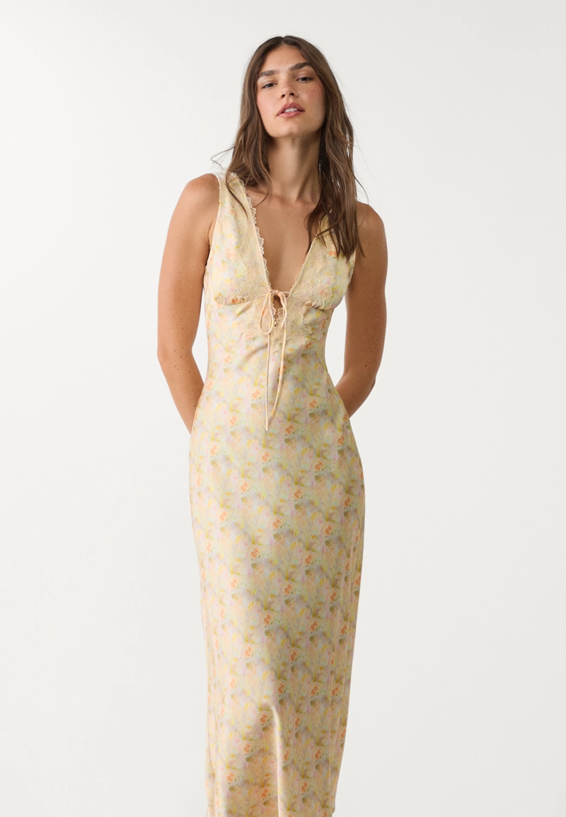 Атласное платье миди с кружевом