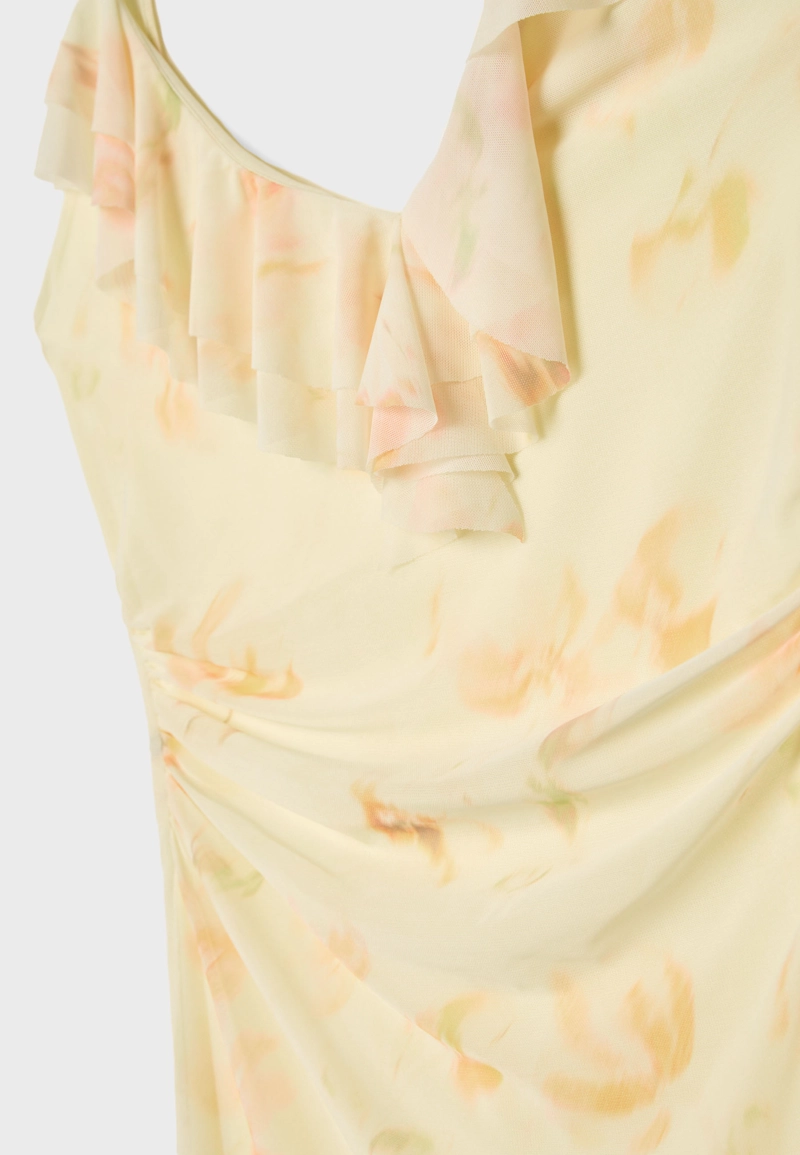 Короткое платье из полупрозрачной ткани с воланами и принтом