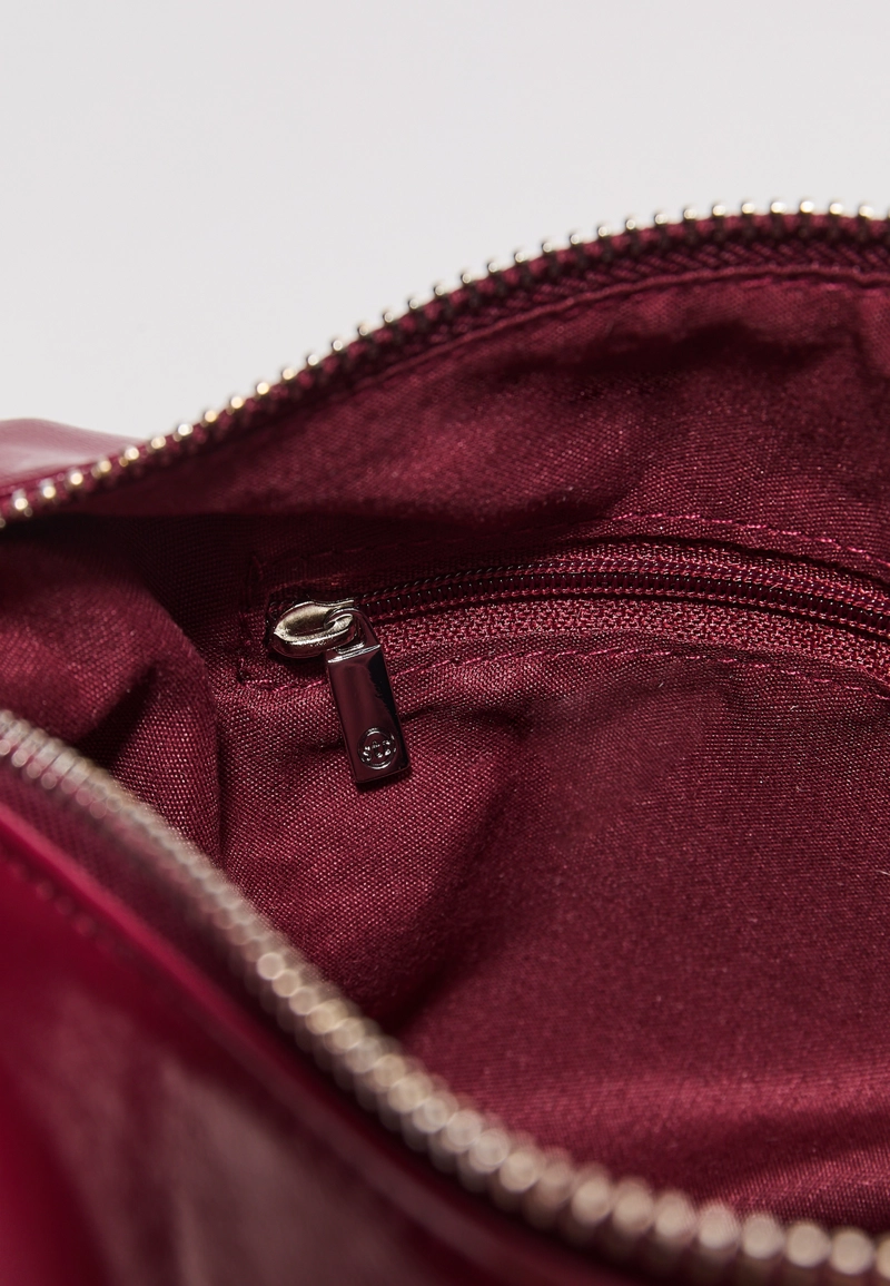 Сумка через плечо с детальной ручкой