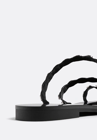 Плоские сандалии с заклепками- Заказать в России