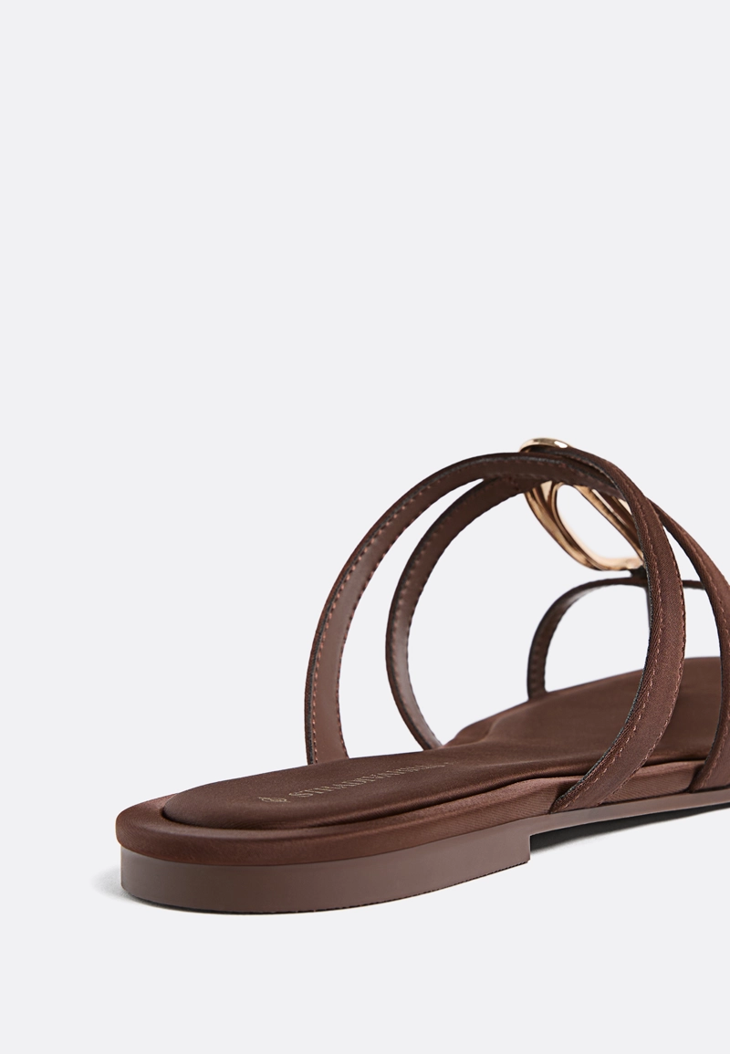 Плоские сандалии с металлической деталью