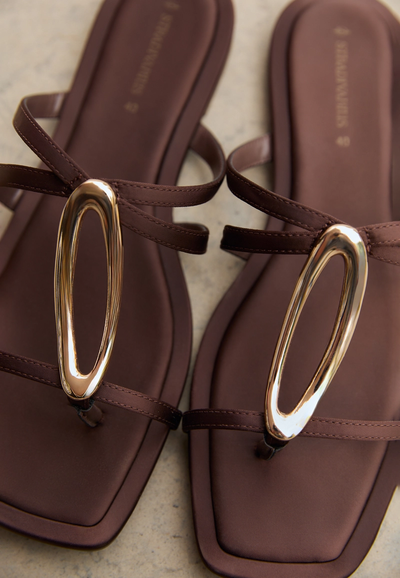 Плоские сандалии с металлической деталью