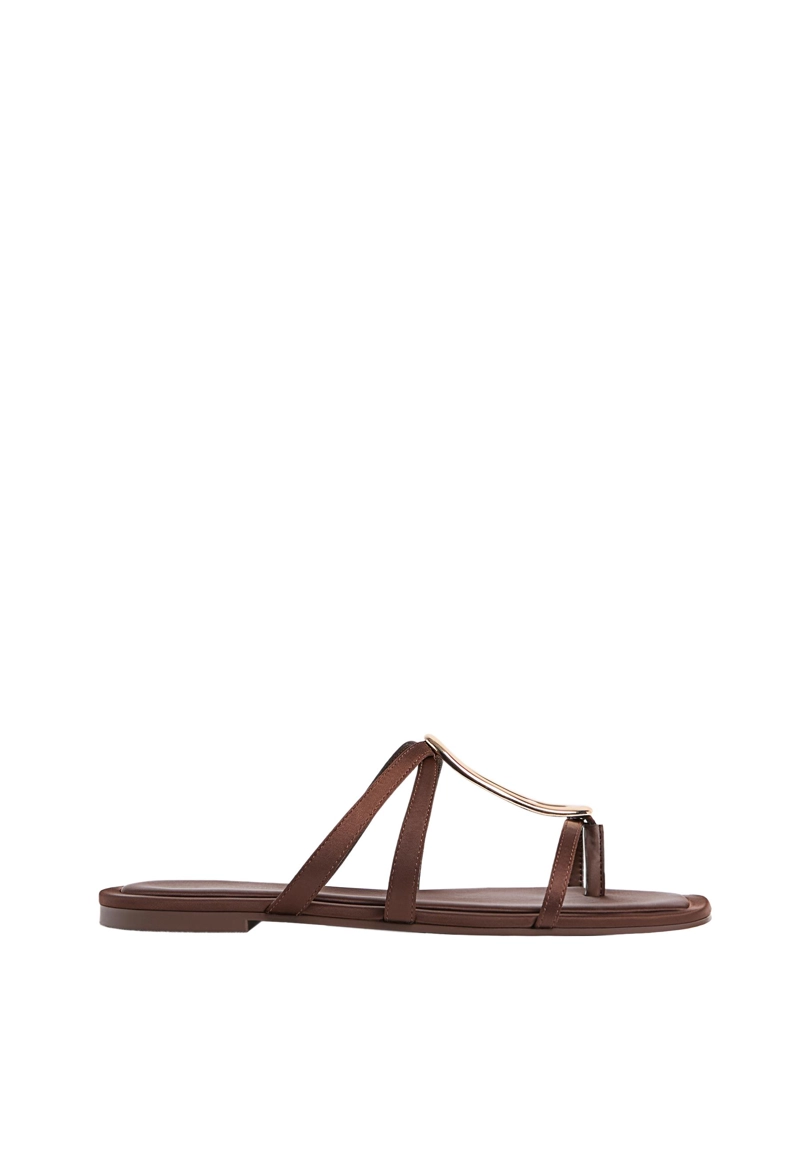 Плоские сандалии с металлической деталью
