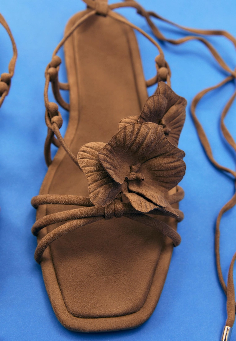 Плоские сандалии с цветочным декором