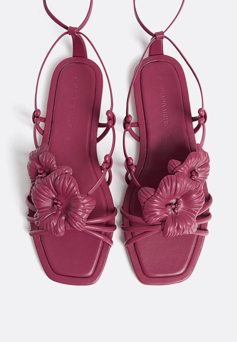 Плоские сандалии с цветком