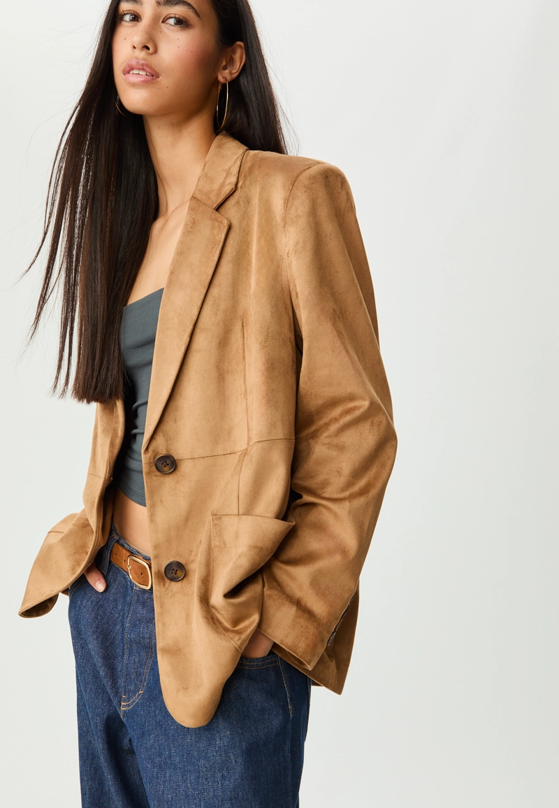 Пиджак с карманами из искусственной замши