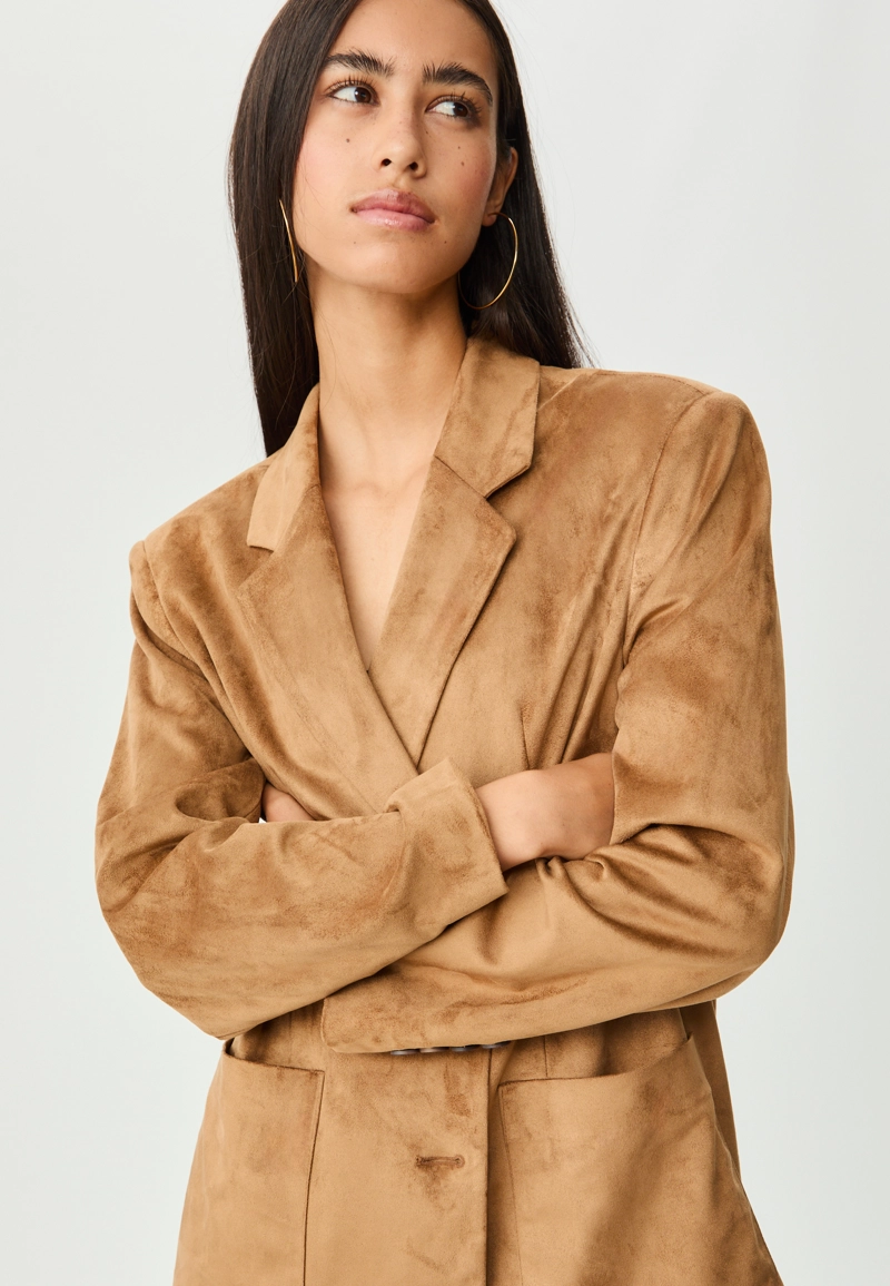 Пиджак с карманами из искусственной замши