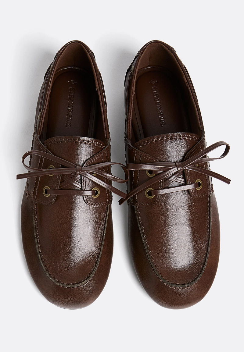 Мокасины с декоративной строчкой