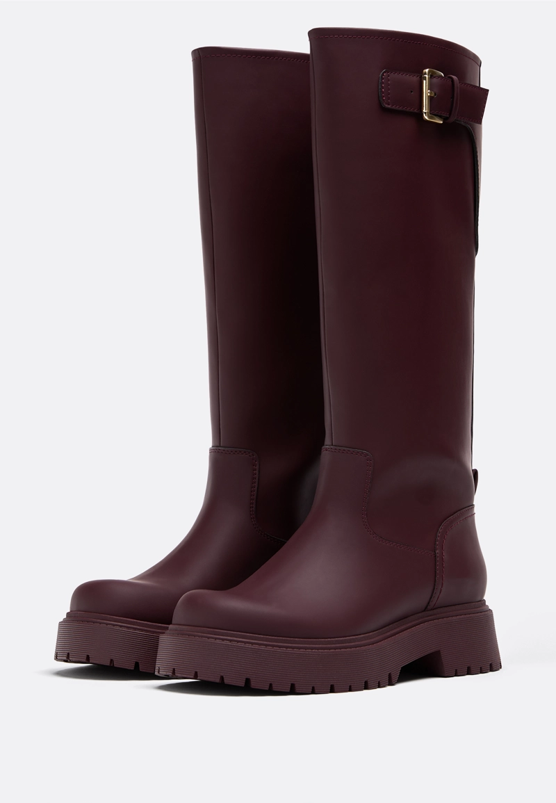 Резиновые сапоги на плоской подошве