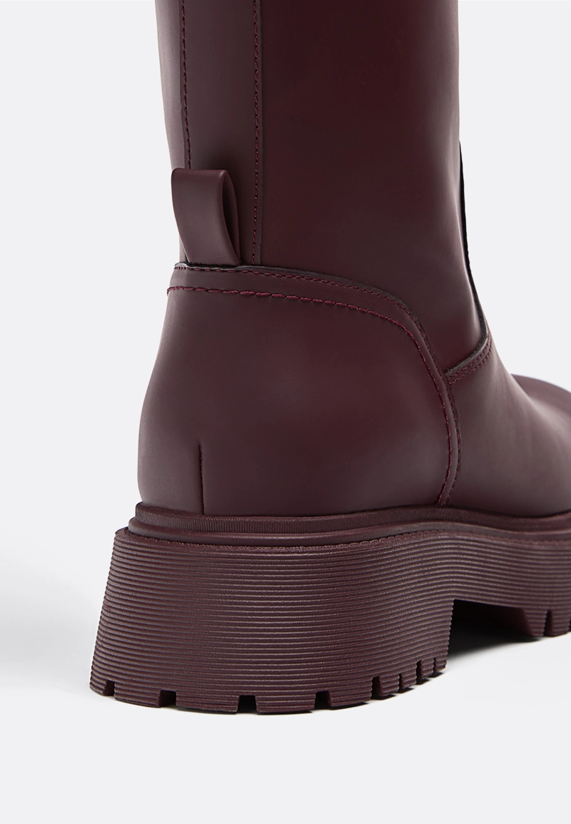 Резиновые сапоги на плоской подошве