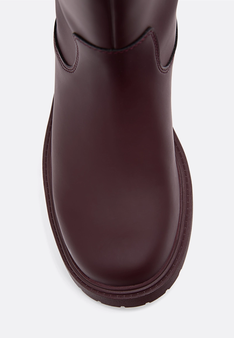 Резиновые сапоги на плоской подошве