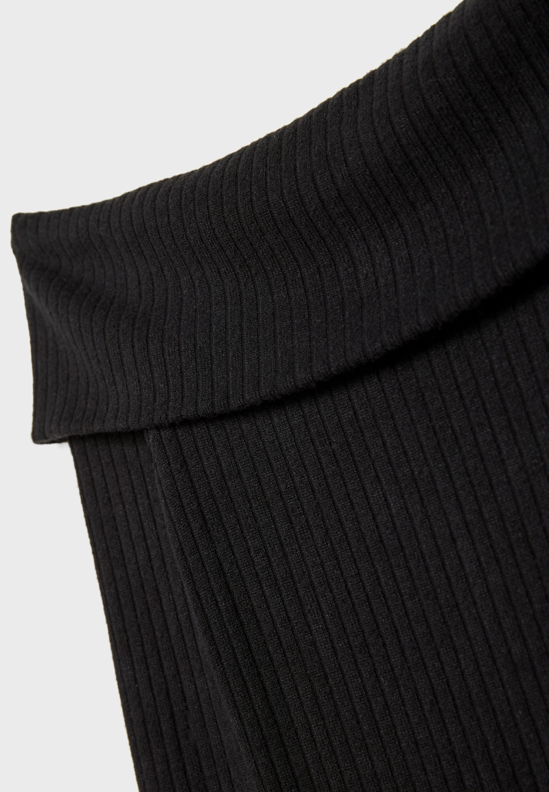 Футболка с открытыми плечами