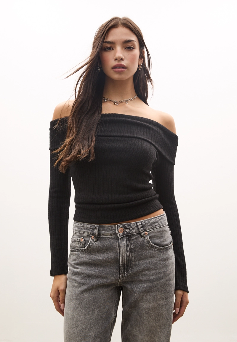 Футболка с открытыми плечами