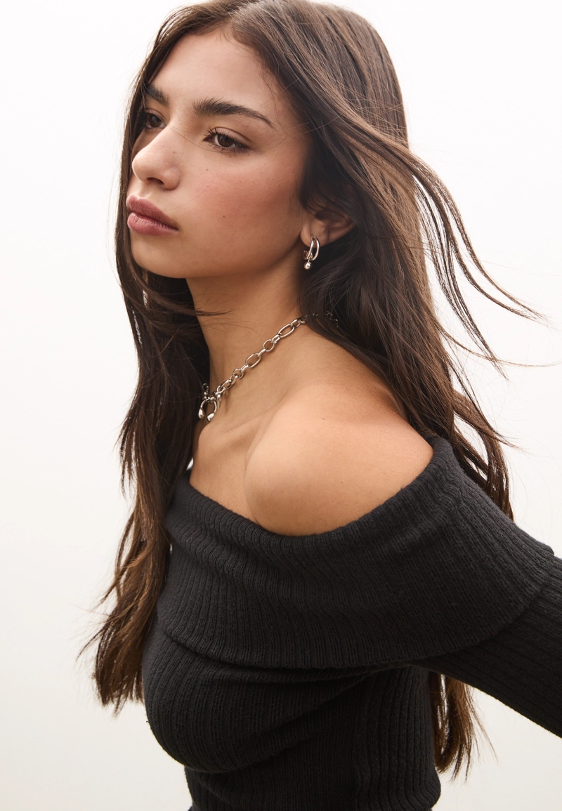 Футболка с открытыми плечами