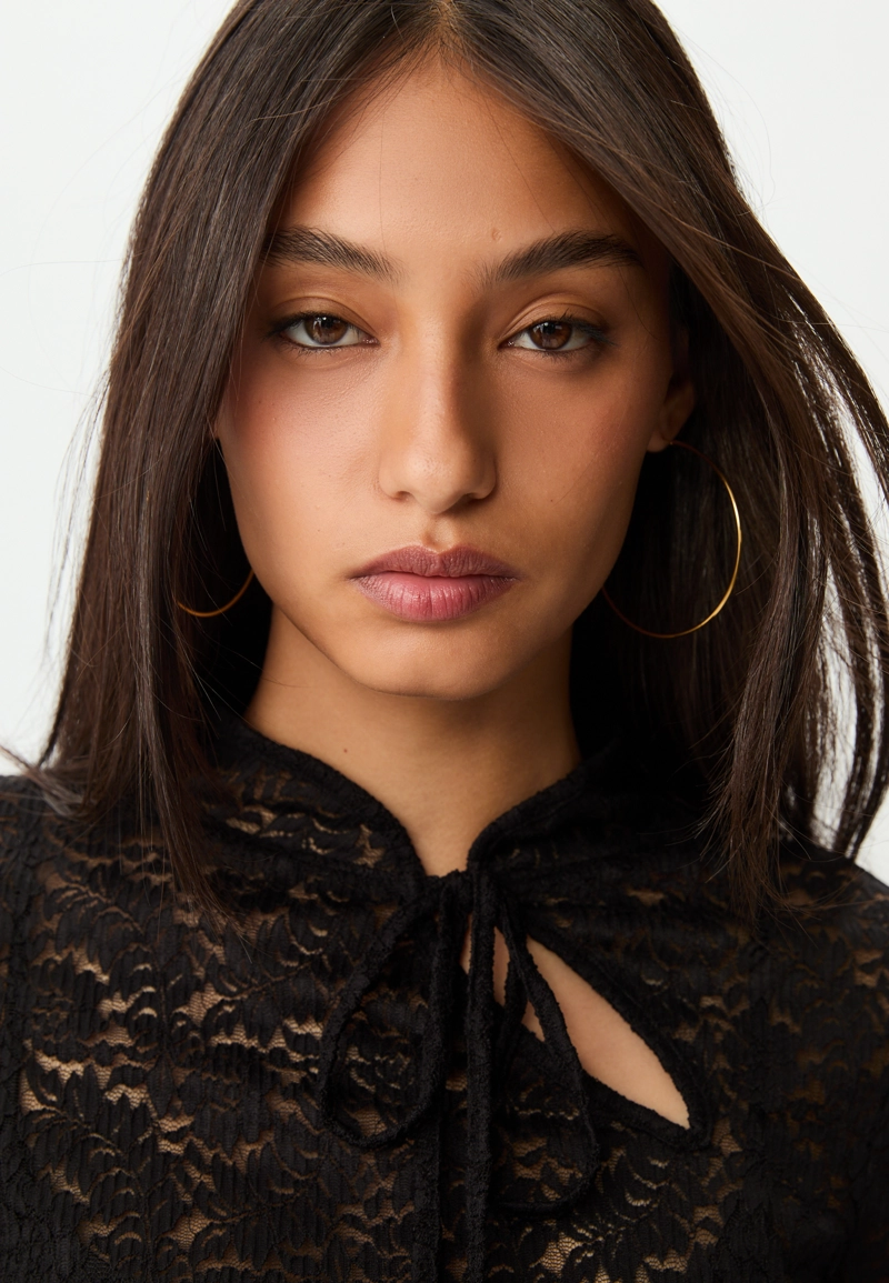 Укороченная кружевная футболка