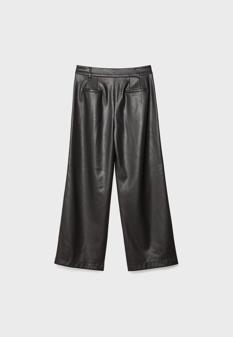 Брюки с защипами из искусственной кожи