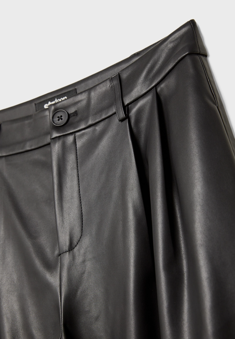 Брюки с защипами из искусственной кожи