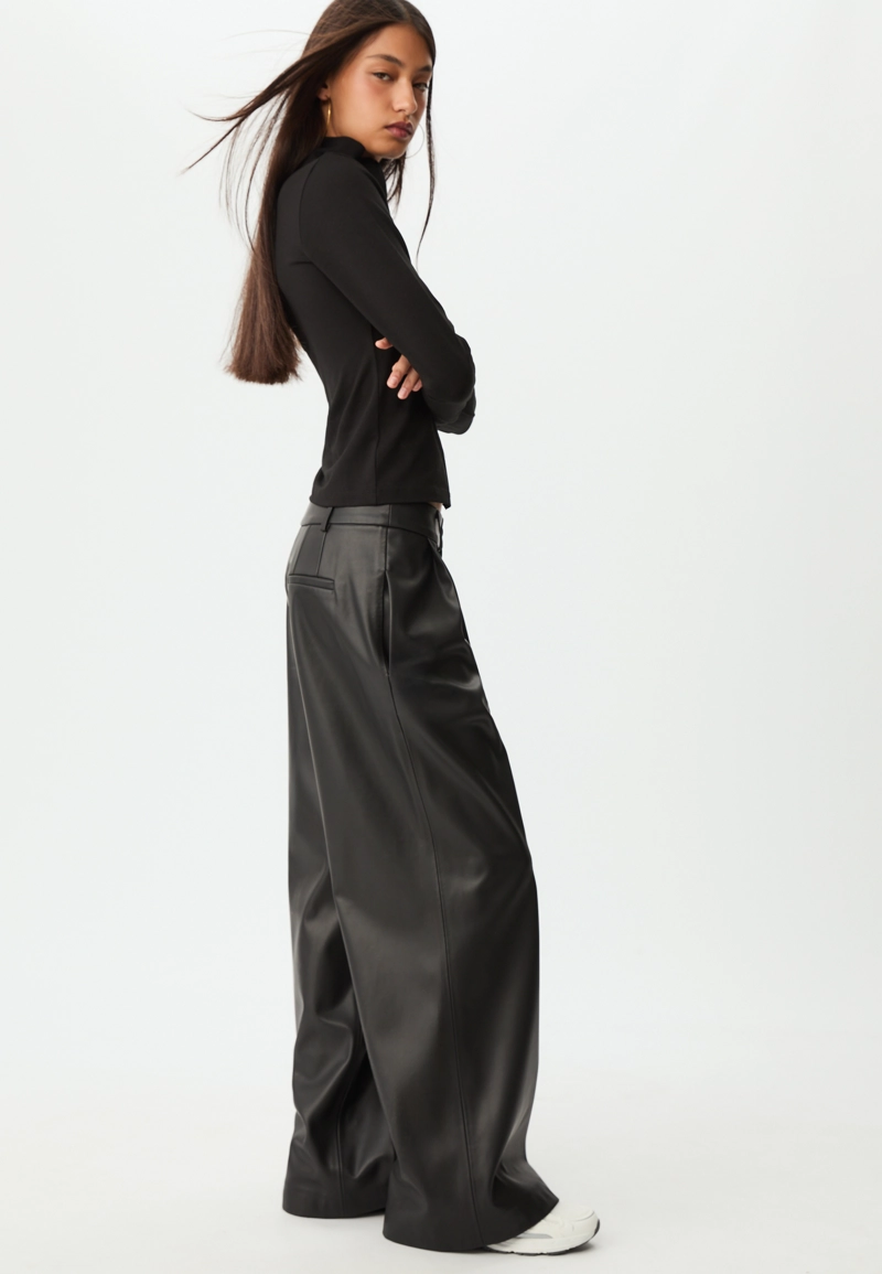 Брюки с защипами из искусственной кожи