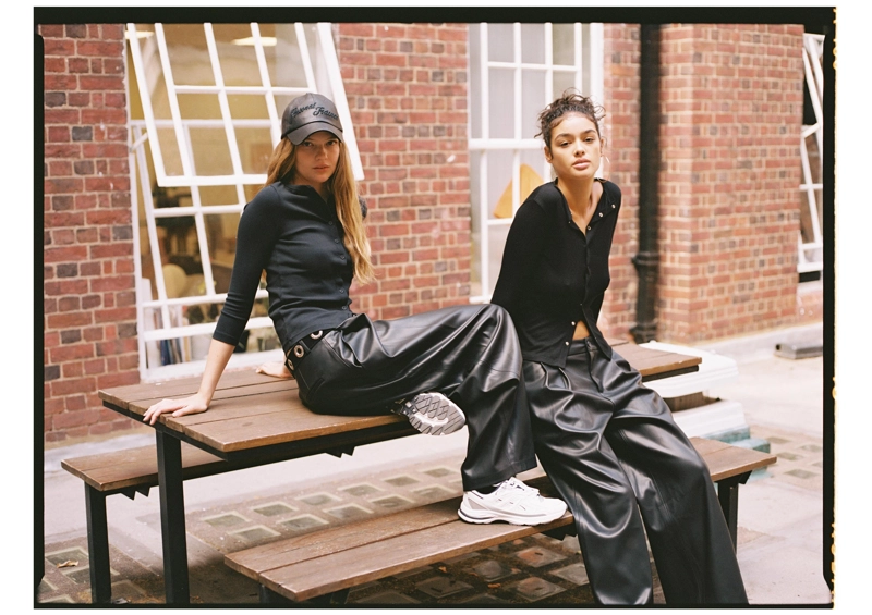 Брюки с защипами из искусственной кожи